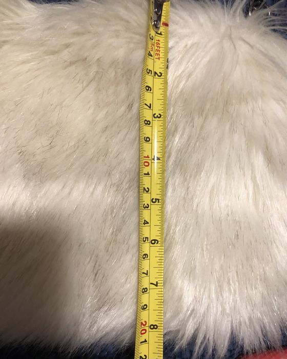 Mala com pelo com corrente a tiracolo, ou pega