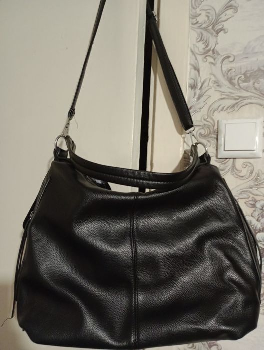 Женская сумка (ежедневная), черного цвета,на 2-х ручках.