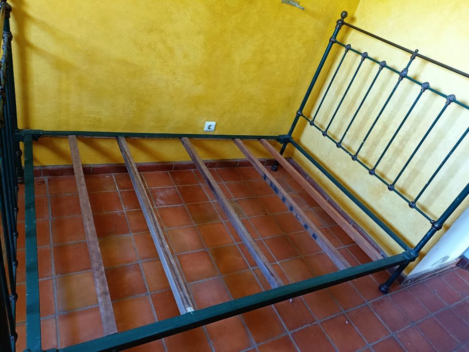 Cama de casal antiga em ferro