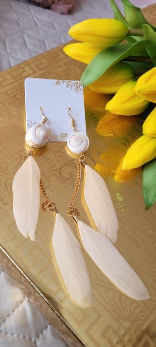 Nowe kolczyki piórka nude z muszelkami.