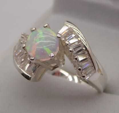 Srebrny pierścionek naturalny opal i cyrkonie R.12.