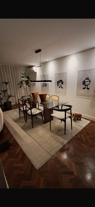 Mesa de vidro com base madeira wengê