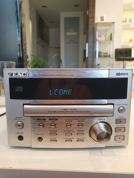 Amplituner TEAC mini z pilotem zastępczym.