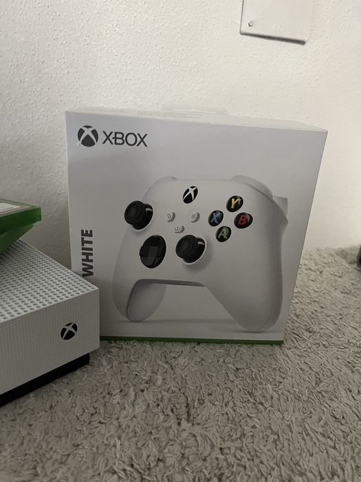 Xbox One S com comando e jogos