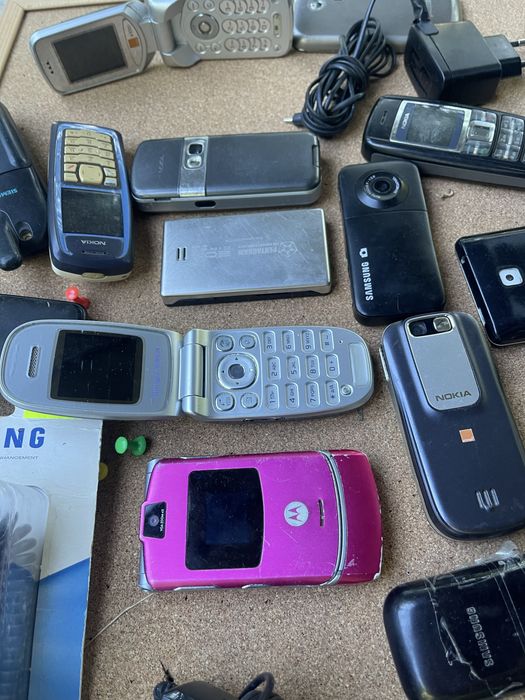 Telefony NOKIA 3310 SAMSUNG SIMENS  SONY + ładowarki do nich