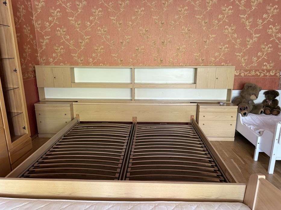 Ліжко і стінка.