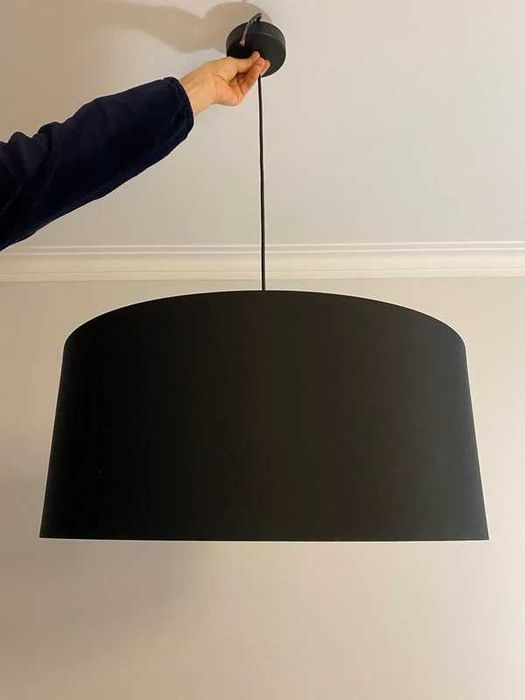 Candeeiro redondo preto com lâmpada vintage