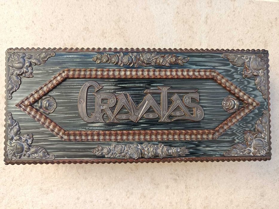 Caixa em madeira com aplicações