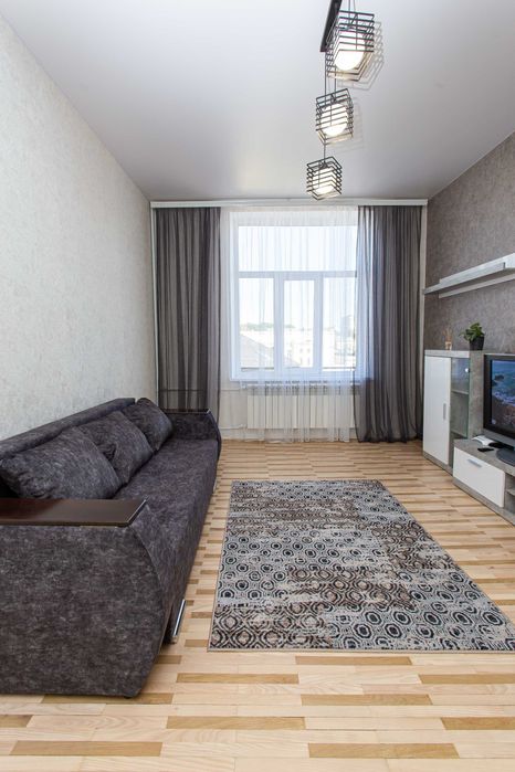 Центр. Вул. Б. Хмельницького 17. 2 кімнати. Квартира подобово