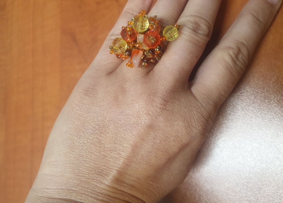 Pierścionek 17 mm koraliki pomarańczowy kolory jesieni