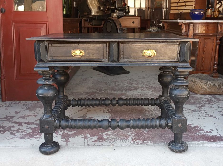 Antigo bufete em castanho