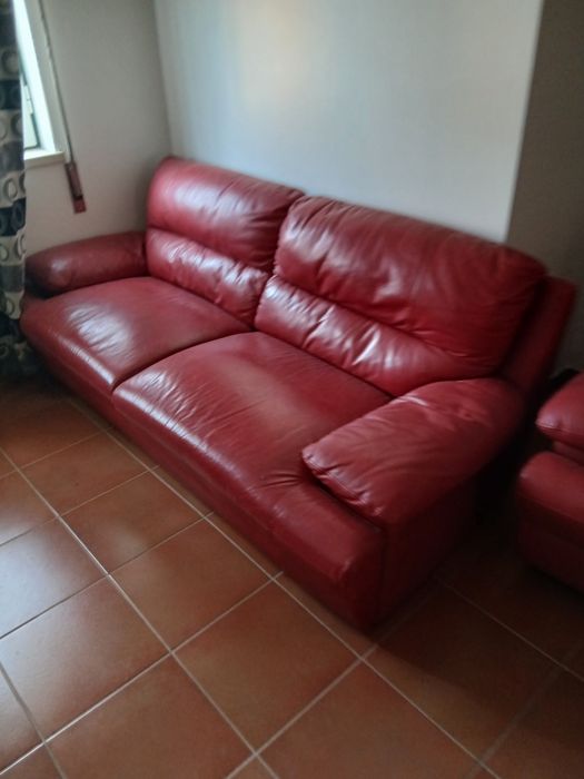 Dois sofas de pele cor vermelho