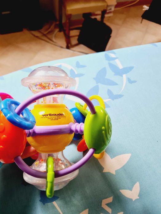 Chocalho bebé com bolas de chuva