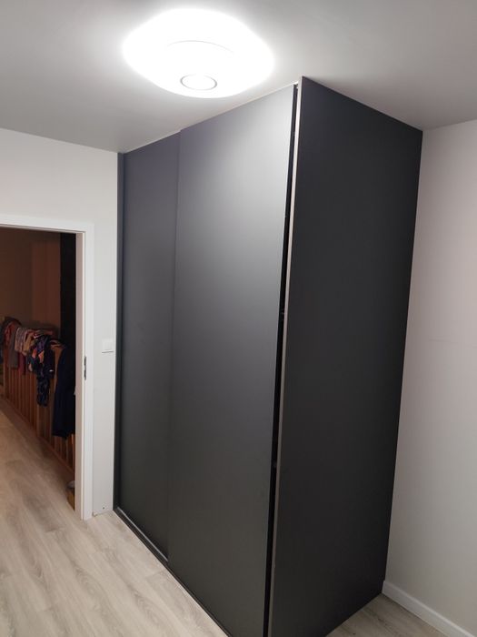 Antracytowa szafa pod wymiar