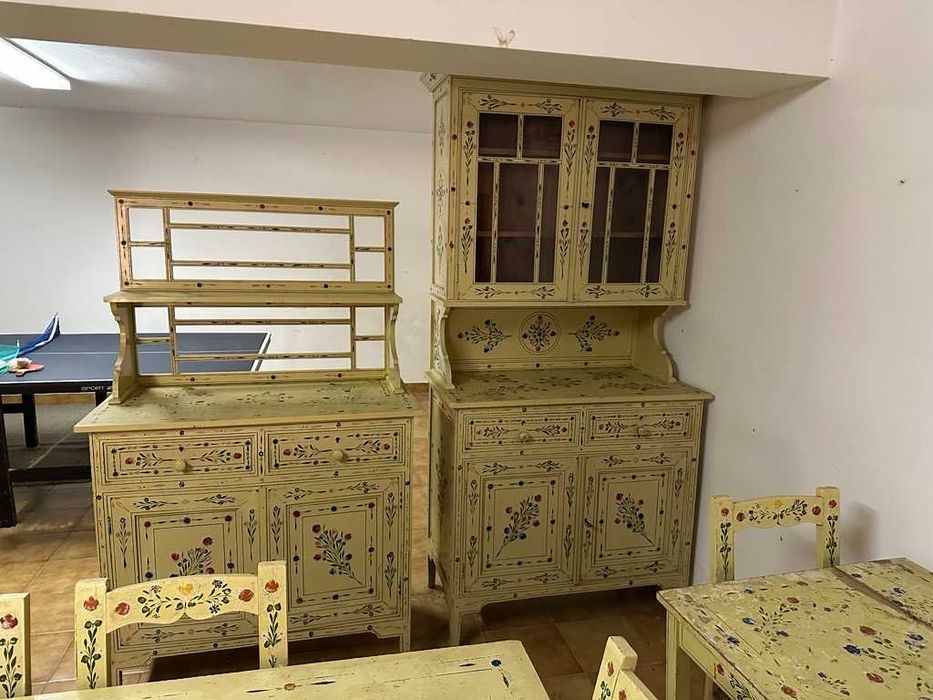 Conjunto de mobília centenária pintada à mão