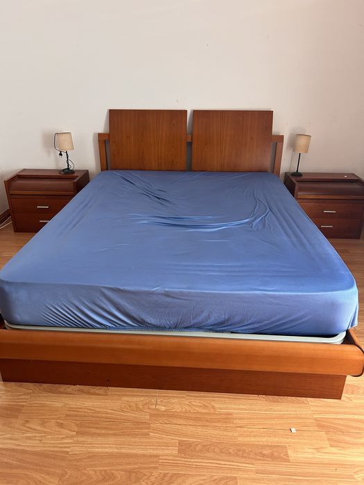 Cama em cerejeira com mesinhas de cabeceira