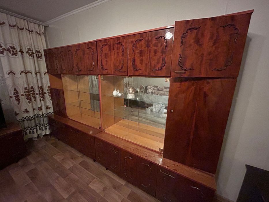 Стенка в гостиную с витринами