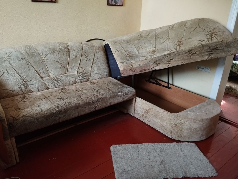 Продається кутовий диван.Довжина- 2 м 80 см,ширина спальної част.-1м30