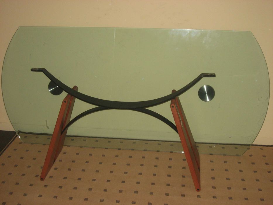 STOCK OFF: Mesa de Sala de jantar com tampa em vidro fosco oval, pés em cerejeira e aço
