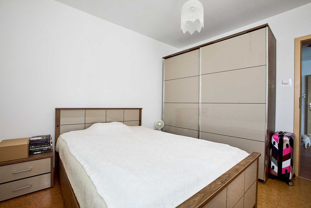 Sprzedam mieszkanie z oddzielnym garażem w bloku oraz meblami