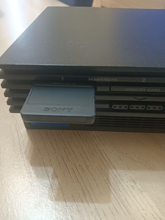 PlayStation 2 FAT (PS2) e cabos + comando e 4 jogos + cartão de memória