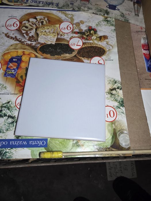 Płytki białe w bardzo dobrym stanie
