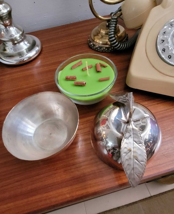 Peças decorativas antigas com velas perfumadas