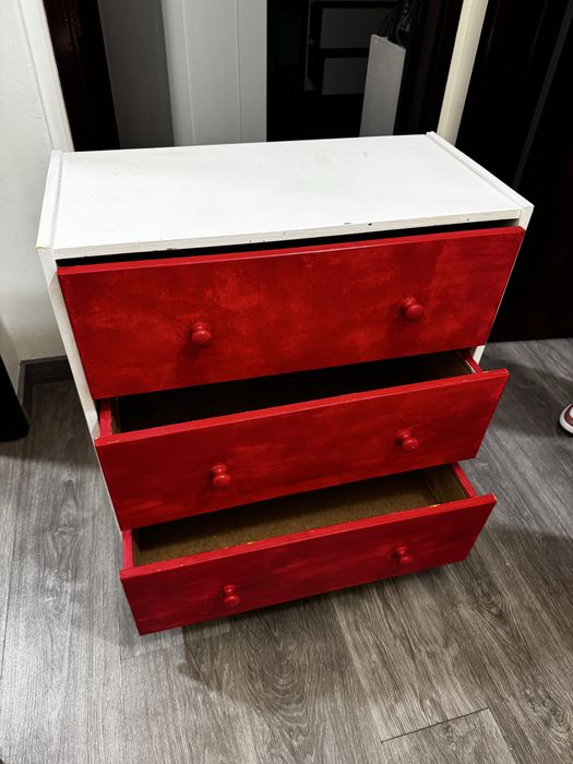 2 armarios com gavetas em branco e vermelho