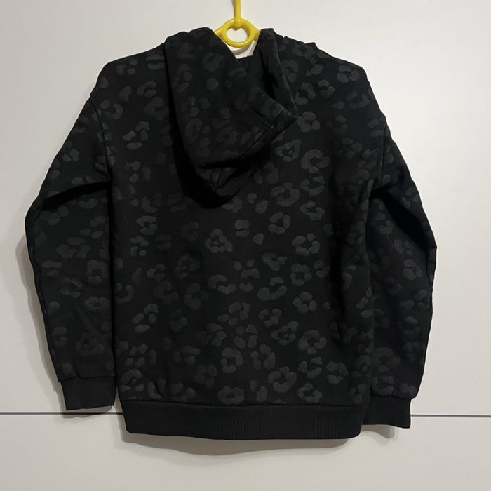 Czarna bluza w panterke