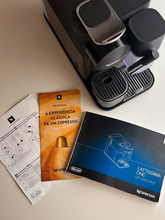 Máquina de café Nespresso Latissima One Delonghi Preta + acessórios