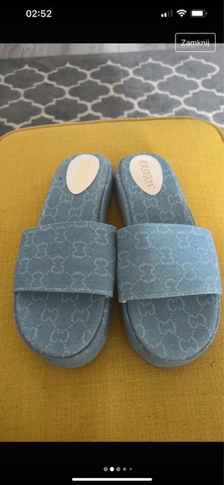 Jeansowe klapki w monogram