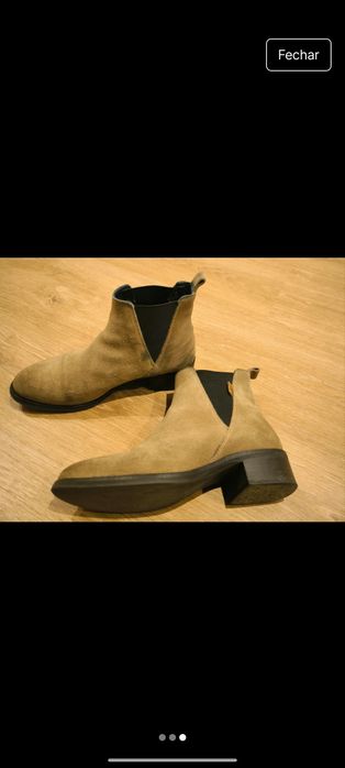 Botas de camurça genuína, da marca Benedita. Em bom estado.