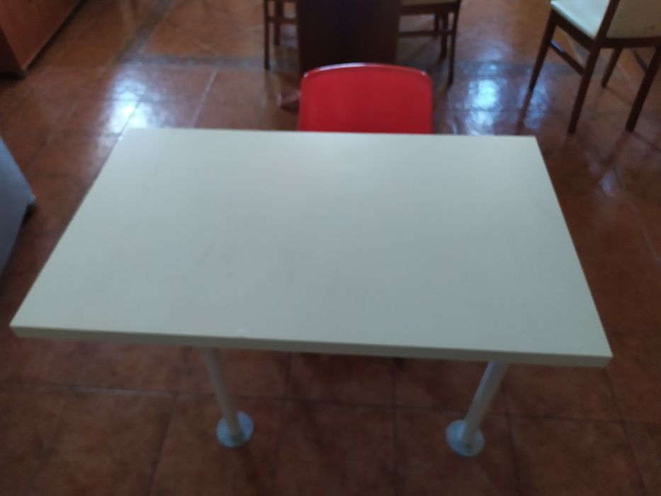 Secretária e cadeira