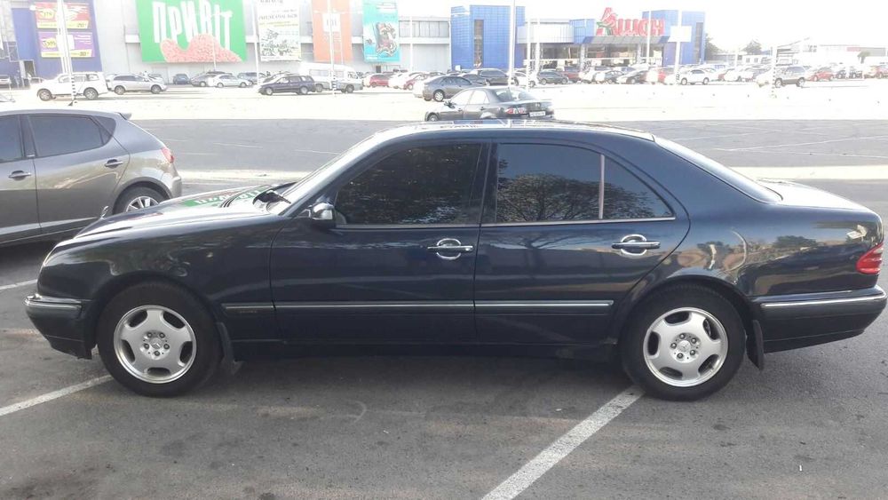 автомобіль Mercedes-Benz E240