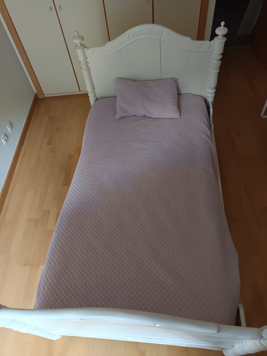 Cama antiga de madeira restaurada
