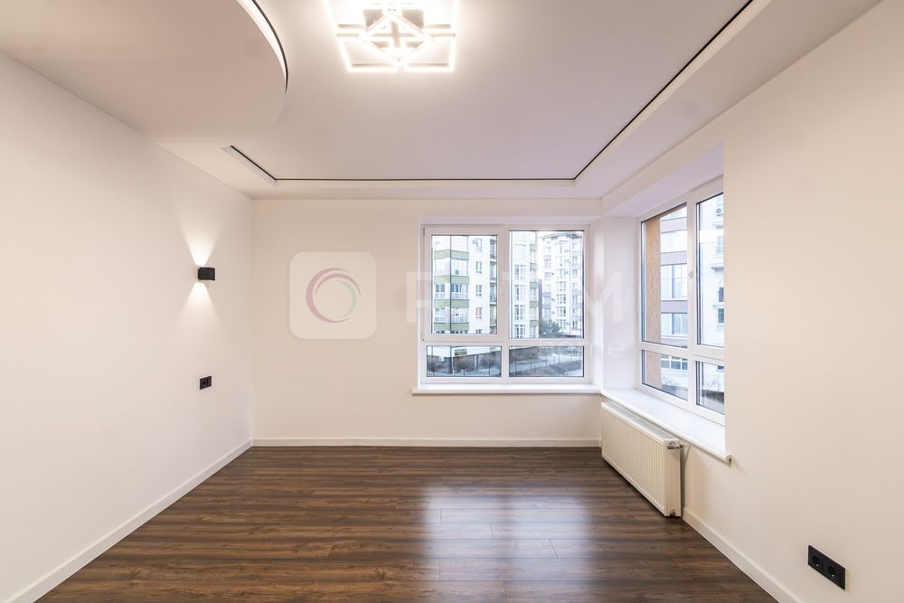 Продається простора 2-к. кв. з ремонтом  біля озера.