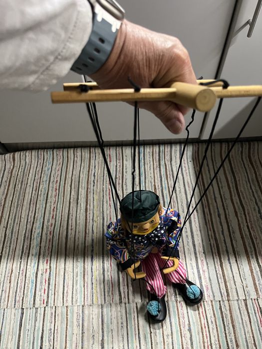 Marioneta 70 a 75cm, cabeça, pés e mãos em barro pintado a mão.