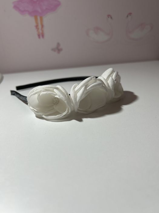 Чорний обруч з білими квіточками,вдягнений 1 раз, дуже модний!