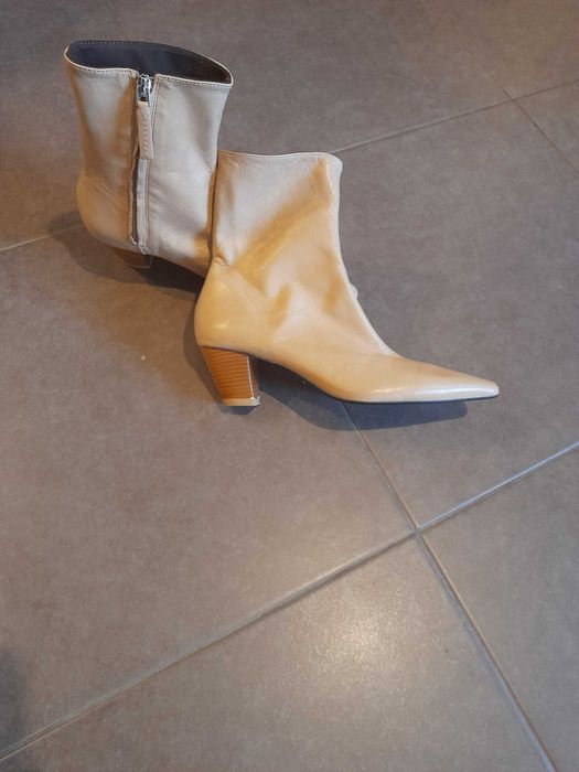 Botas em pele novas