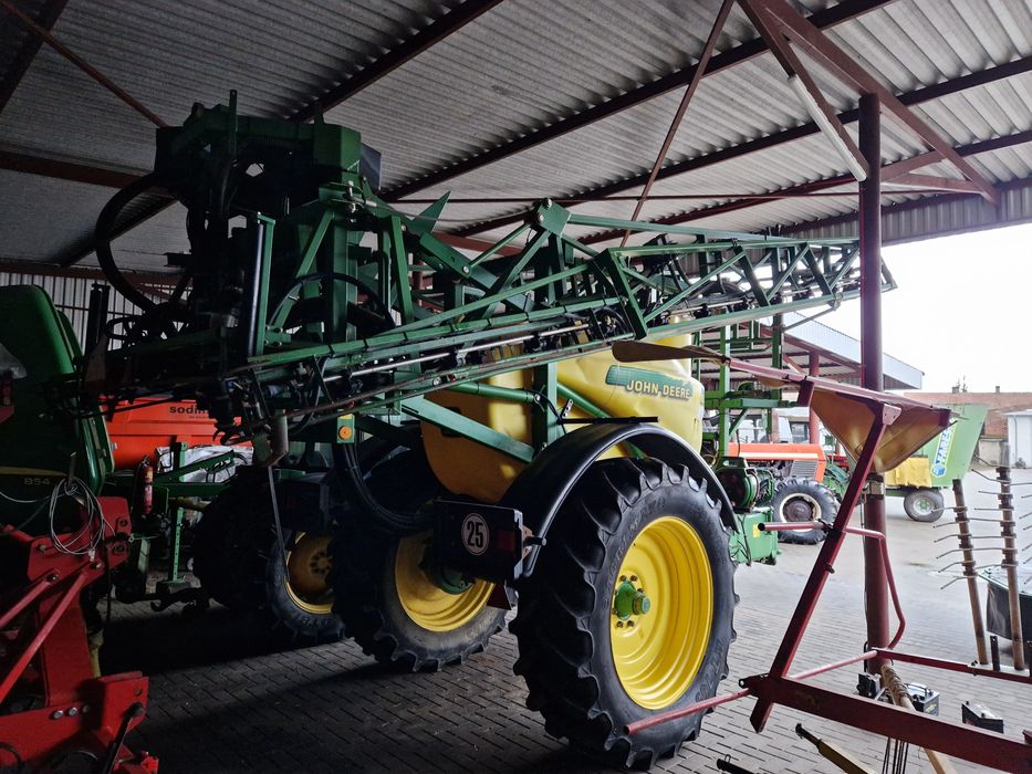 Opryskiwacz John Deere 824