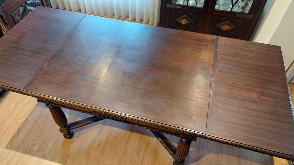 Mesa extensível de sala de jantar em mogno