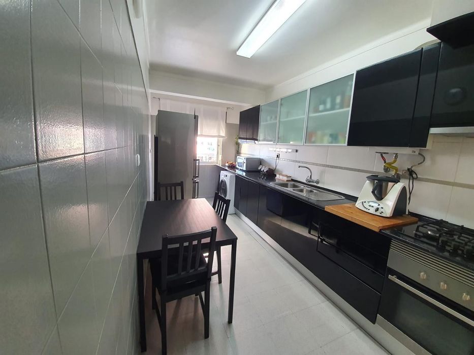 Aluga-se Quarto para Casal (Cacém ) – Ambiente Calmo e Harmonioso