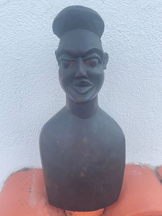 Busto em pau preto com 30 cm