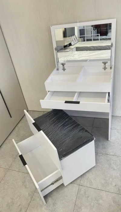 Компактний Туалетний столик Лола 70х45 з пуфом дзеркалом Білий Новий