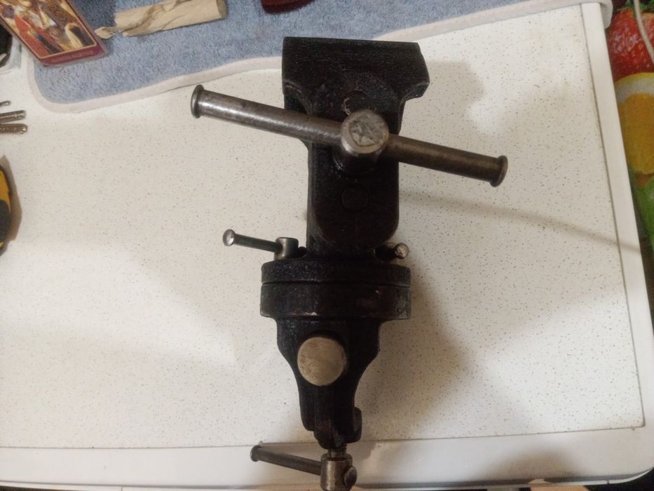 Тиски настольные СССР, чуть бу.