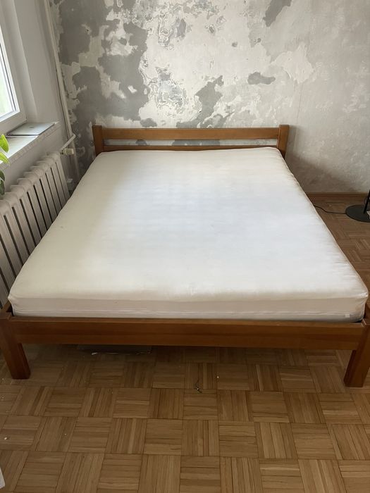 Drewniane łóżko 168x208 z materacem