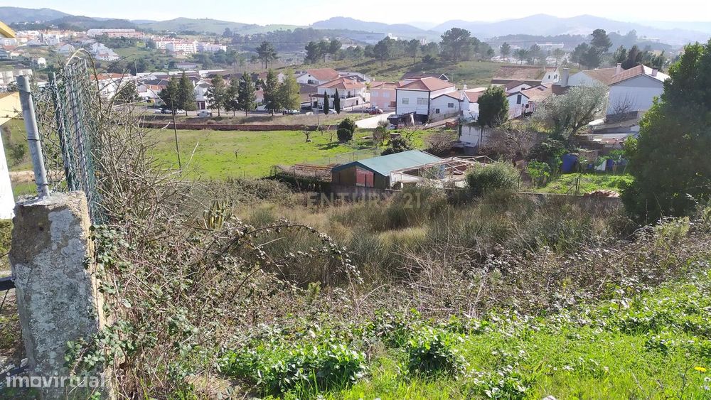 Lote de terreno com 856m2, às portas de Torres Vedras (entrada Norte).