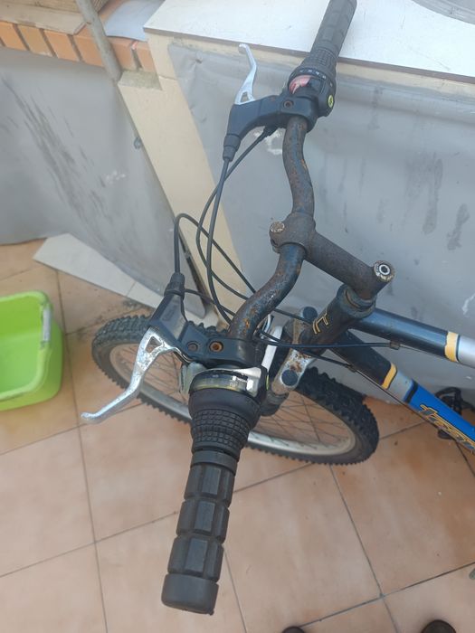 Bicicleta a pedais em estado médio