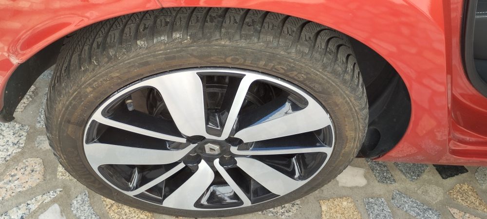 Renault Clio carrinha muito bonita e com muita qualidade .Tem garantia  de 18 meses de comum acordo . Pode ver mais pormenores em Dannycar.pt