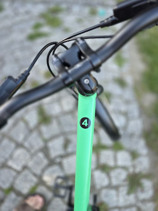 Woom 4 Explore Zielony z błotnikami i nóżką hamulce tarczowe